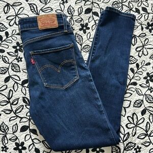 ❤️(451) like new ladies 721 high rise skinny jeans by Levi’s. Size 27wx30 long